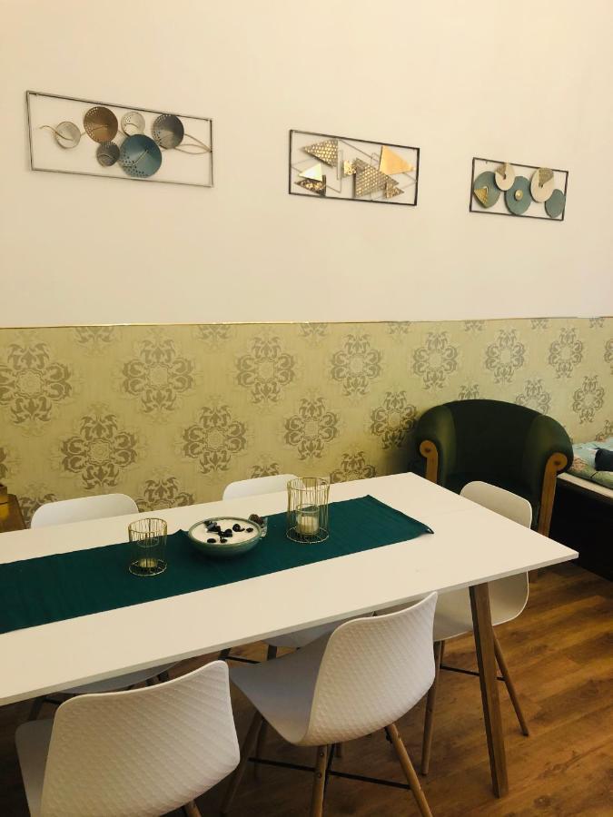 Modern Classic On Kiraly Budapest Bagian luar foto